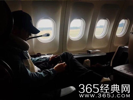 黄晓明乘飞机遇机舱冒烟，淡定练歌