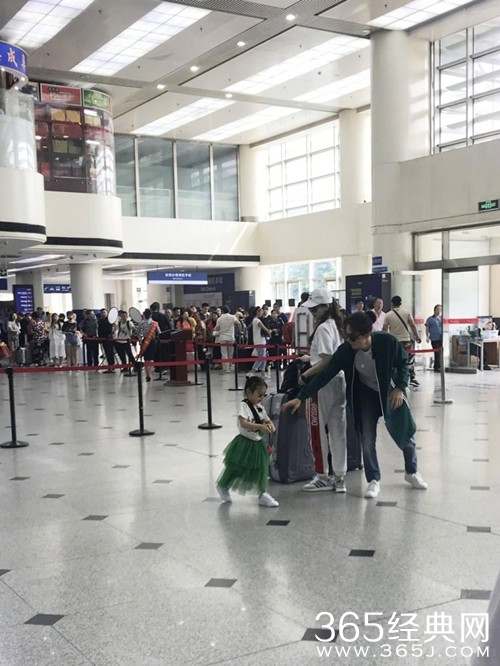 戚薇李承铉女儿首曝光，在录《爸爸去哪儿》？