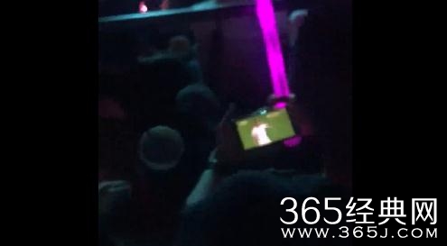 继看电视后，周杰伦演唱会又惊现看世界杯男子