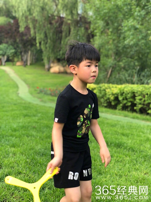 胡可晒安吉受伤照，包着纱布的安吉仍面带笑容