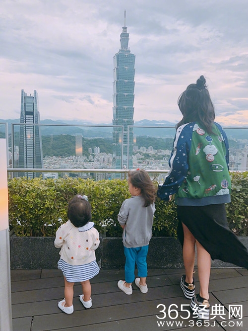 贾静雯为梧桐妹庆生，母女俩似姐妹