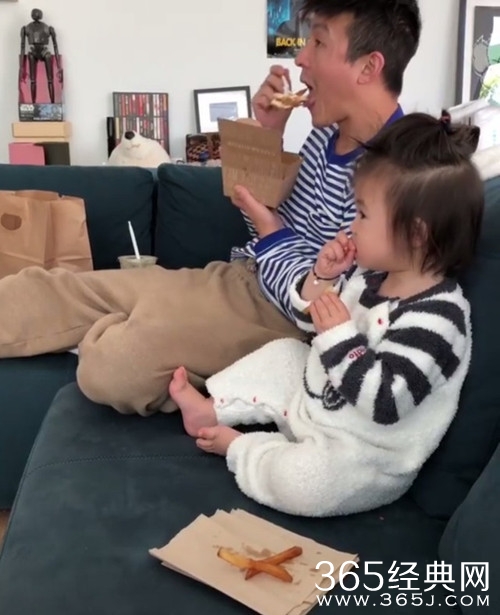 秦舒培晒陈冠希和女儿用餐视频，父女俩神同步