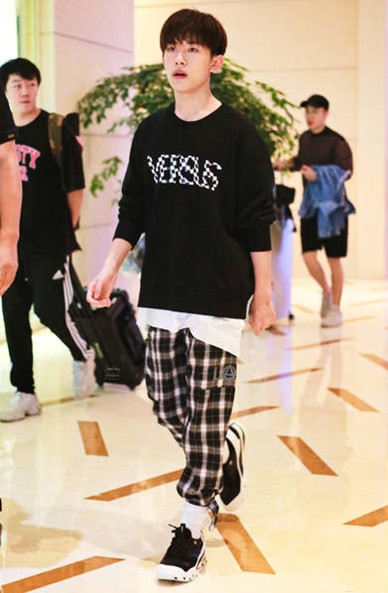 易烊千玺新发型曝光，少年感十足