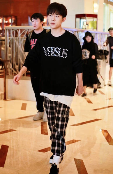 易烊千玺新发型曝光，少年感十足