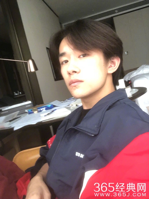 易烊千玺新发型曝光，少年感十足