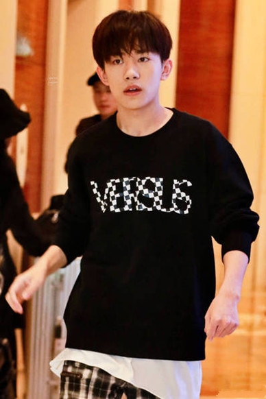 易烊千玺新发型曝光，少年感十足