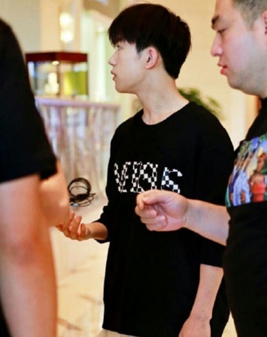 易烊千玺新发型曝光，少年感十足