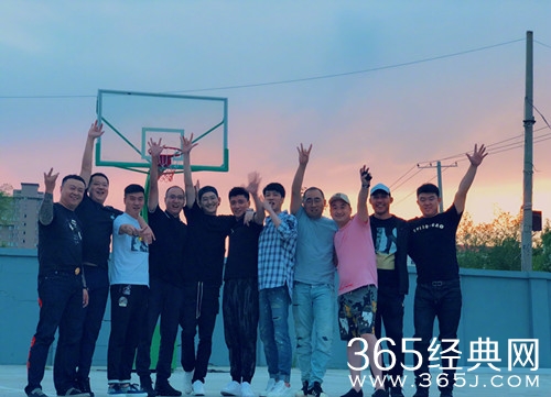 张翰晒与同学聚会合影，非常重情重义