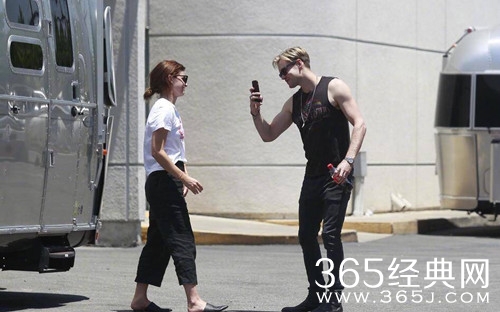 艾玛沃森与男友街边热吻，恋情坐实