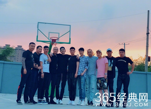 张翰晒与同学聚会合影，非常重情重义