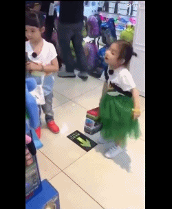 朱茵戚薇女儿同框，一个活泼一个安静