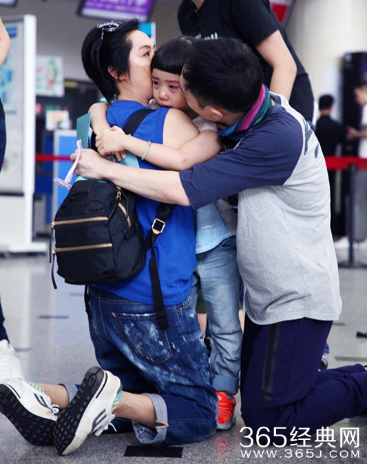 朱茵戚薇女儿同框，一个活泼一个安静