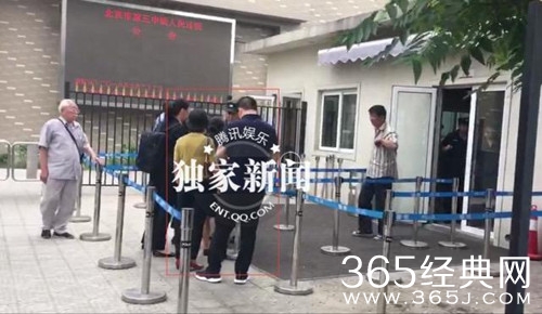 王宝强离婚案终审，其经纪人和哥哥现身法院