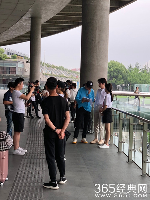 baby在上海南站拍戏，看似女学生