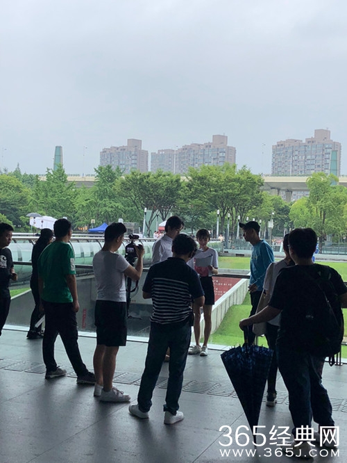 baby在上海南站拍戏，看似女学生