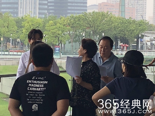 baby在上海南站拍戏，看似女学生