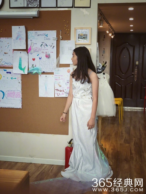 孙莉晒多多设计礼服成果，网友：太优秀了