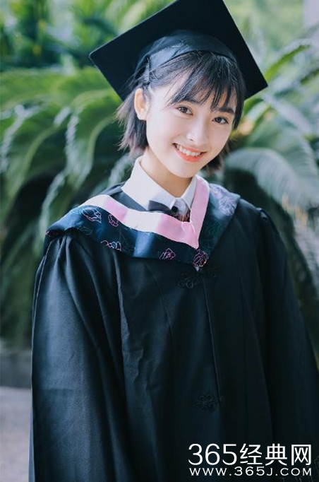 沈月毕业照曝光，甜美可爱