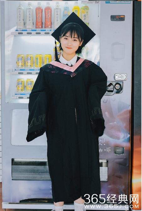 沈月毕业照曝光，甜美可爱