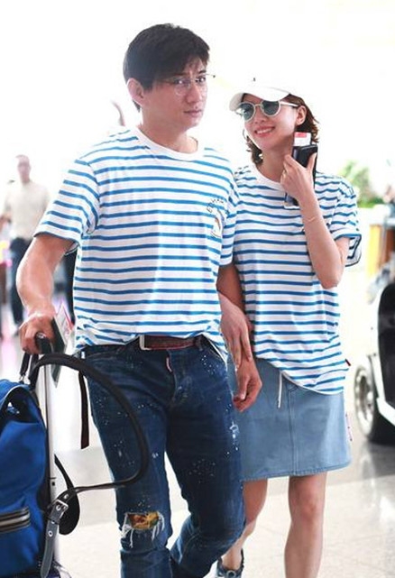 吴奇隆刘诗诗情侣装现身机场，十分甜蜜