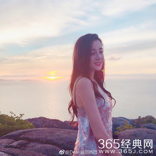 迪丽热巴穿亮片吊带裙，网友：太美了吧！