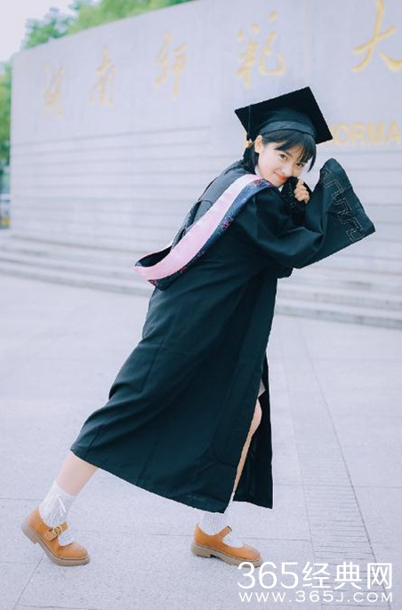 沈月毕业照曝光，甜美可爱