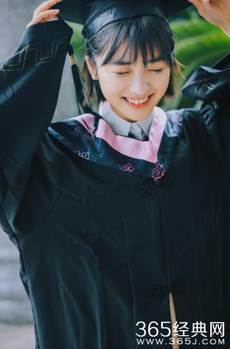 沈月毕业照曝光，甜美可爱