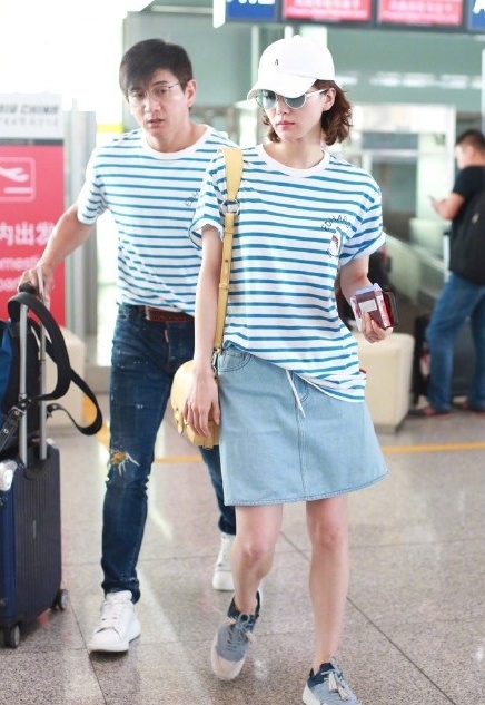 吴奇隆刘诗诗情侣装现身机场，十分甜蜜