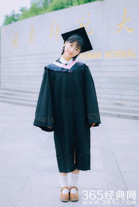 沈月毕业照曝光，甜美可爱
