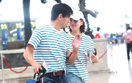 吴奇隆刘诗诗情侣装现身机场，十分甜蜜