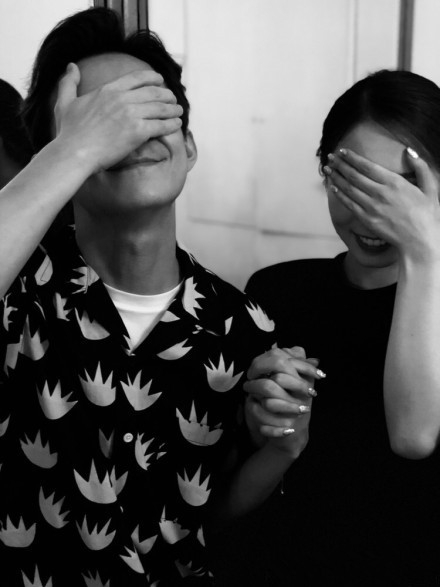 何炅澄清没拉美琪手，随后惨遭打脸?