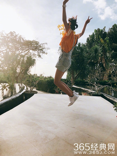 贾静雯晒度假照，梧桐妹大长腿抢镜