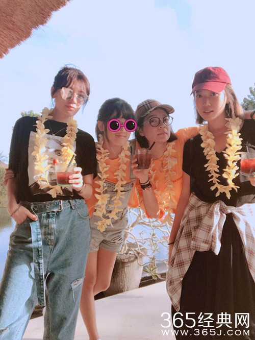 贾静雯晒度假照，梧桐妹大长腿抢镜