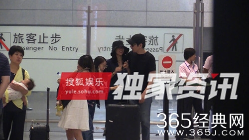 赵又廷接机高圆圆，全程撒狗粮