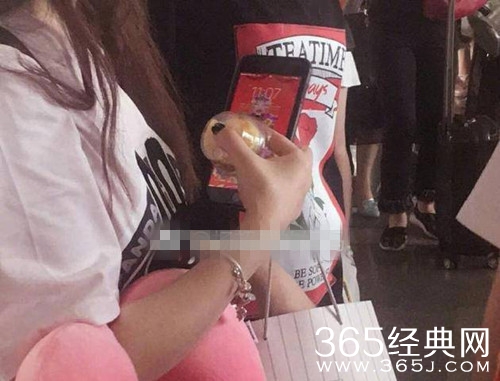 杨超越手机屏保曝光，竟是个财迷?