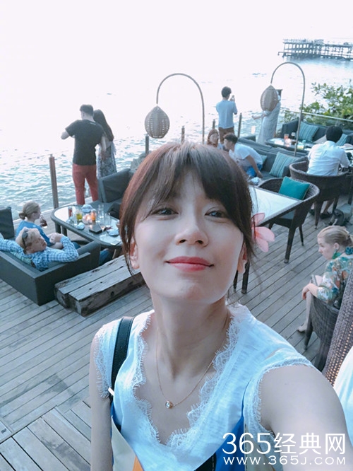 贾静雯晒度假照，梧桐妹大长腿抢镜