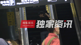 赵又廷接机高圆圆，全程撒狗粮