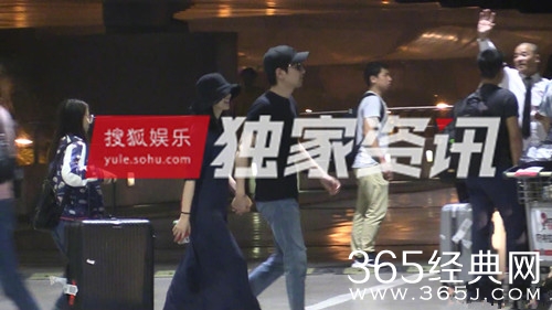 赵又廷接机高圆圆，全程撒狗粮