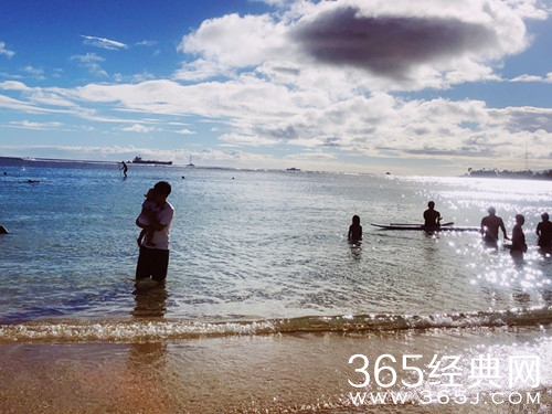 陈赫带女儿海边度假，直言女儿有点怂