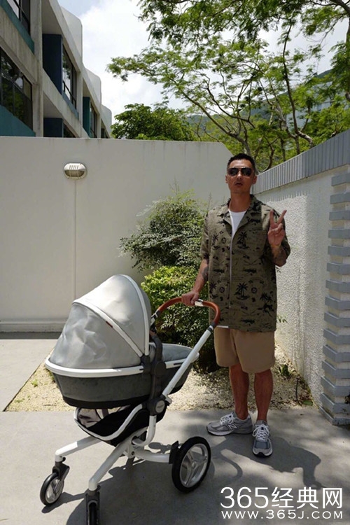 余文乐推婴儿车散步，帅气十足