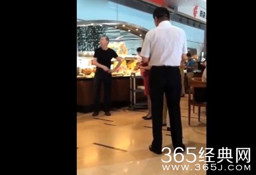 冯小刚机场理论视频遭疯传 难道只是因为饭菜难吃吗