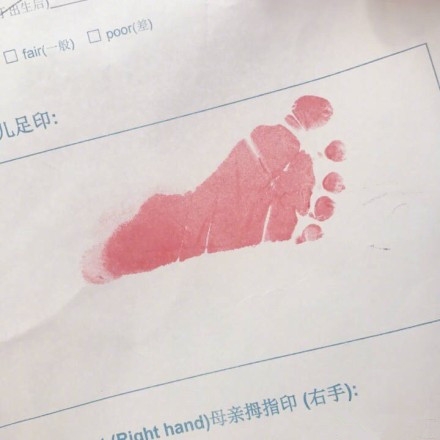 42岁蒋勤勤终于产下二胎 晒宝宝脚丫照