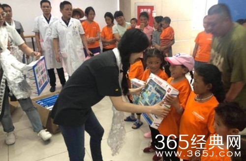 范冰冰探望生病儿童 是真慈善还是博眼球