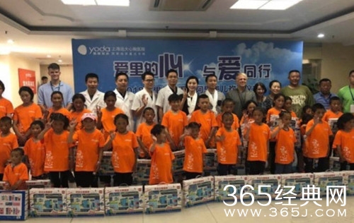 范冰冰探望生病儿童 是真慈善还是博眼球