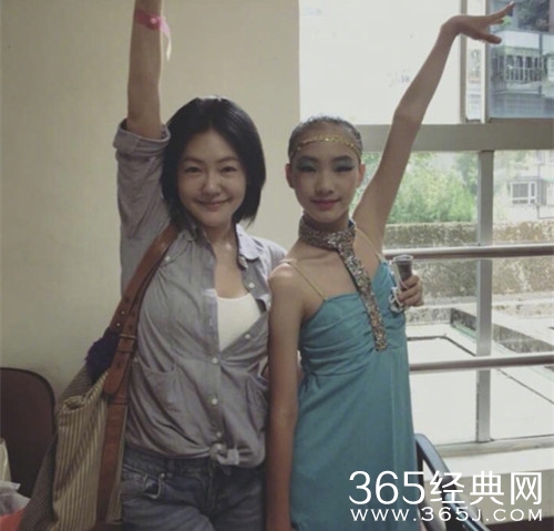 小S女儿获舞蹈大赛金牌 网友的关注点却是小S的手