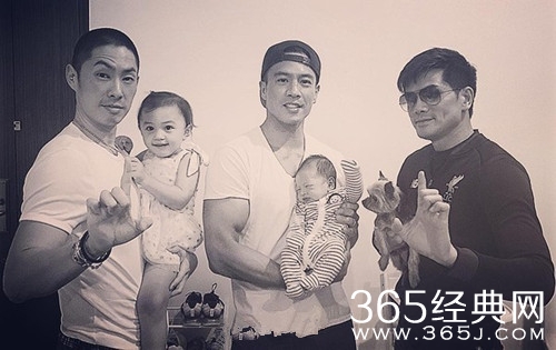 吴建豪婚变抱娃露面