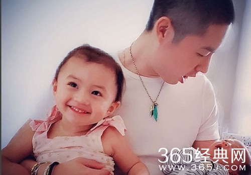 吴建豪婚变抱娃露面