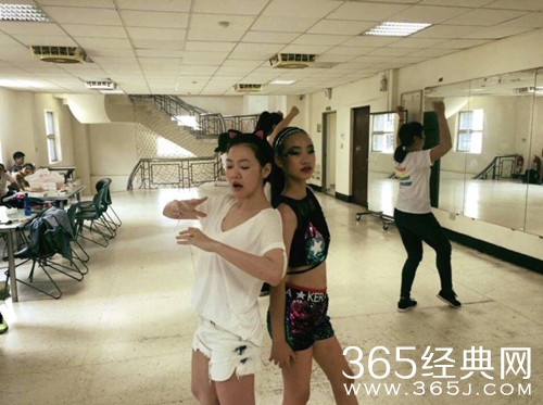 小S女儿获舞蹈大赛金牌 网友的关注点却是小S的手