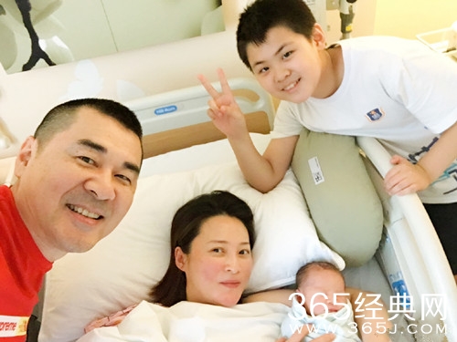 陈建斌首晒二胎正脸照