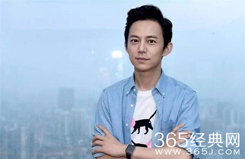 偶遇何炅牵手妈妈